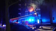 Die Feuerwehr löscht einen Wohnungsbrand in Hamburg-Rothenburgsort. © Screenshot NonstopNews 