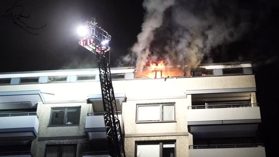 Flammen schlagen aus einem Mehrfamilienhaus in Hamburg-Barmbek. © NonStopNews 