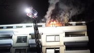 Flammen schlagen aus einem Mehrfamilienhaus in Hamburg-Barmbek. © NonStopNews 