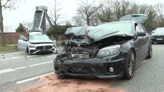 Nach einem Unfall stehen zwei schwer beschädigte PKW auf der Straße. © TVNewsKontor 