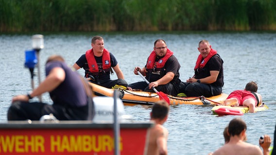 Auf dem Allermöher See sucht die Feuerwehr nach einem Mann, der untergegangen sein soll. © Hamburg News Foto: Carsten Neff