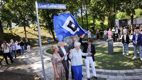 Stefanie von Berg (l-r), Bezirksamtsleiterin Altona, Peter Tschentscher (SPD), Erster Bürgermeister und Präsident des Senats der Freien und Hansestadt Hamburg, Stefan Kuntz, Vorstand Hamburger SV, Ilka Seeler (vorn), Witwe von Fußballlegende U. Seeler, und Kaja Steffens, stellvertretende Vorsitzende der Bezirksversammlung enthüllen bei einer Straßenumbenennung am Volkparkstadion das neue Straßenschild „Uwe-Seeler-Allee“. © picture alliance/dpa Foto: Christian Charisius