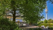 Blick auf das Café Seeterrassen im Park Planten un Blomen in Hamburg. © Ulrich Perrey/dpa 