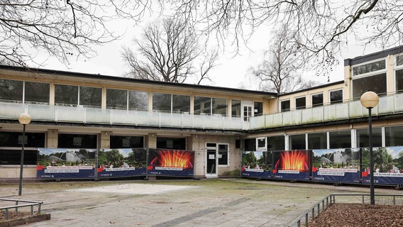 Aussenansicht des zur Zeit geschlossenen „Cafe Seeterrassen“ im Park „Planten un Blomen © picture alliance/dpa Foto: Christian Charisius