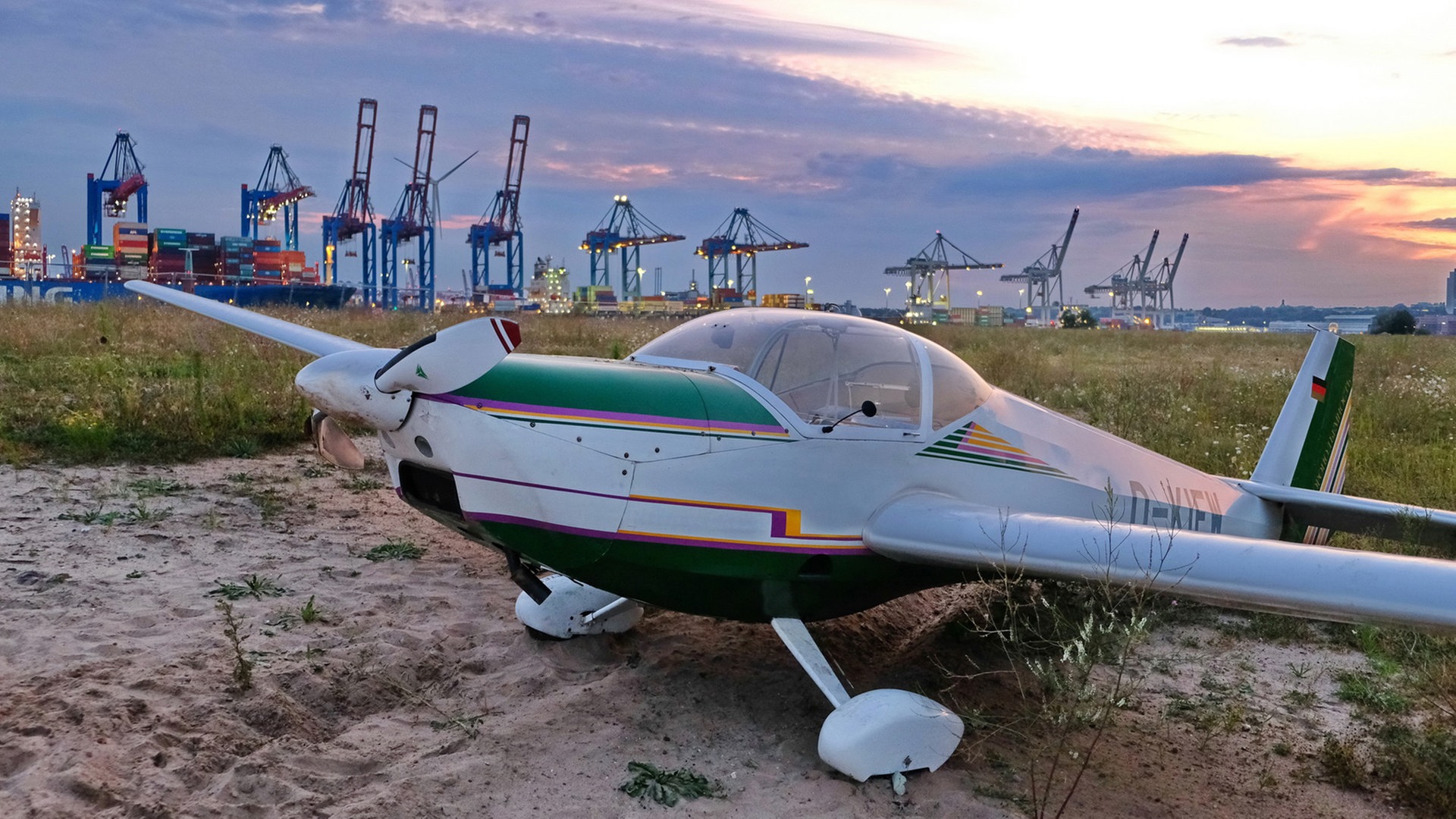 Motorsegelflugzeug muss im Hamburger Hafen notlanden