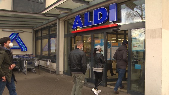 Early in the morning, the line at an Aldi in Hamburg is already long because of the high demand for corona self-tests.  Photo: NDR / Screenshot