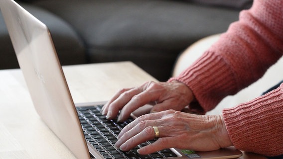 Die Hände einer Seniorin sind auf der Tastatur eines Laptops zu sehen. © picture alliance / Eibner-Pressefoto | Fleig / Eibner-Pressefoto Foto: Fleig / Eibner-Pressefoto