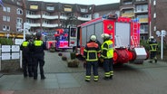 Die Feuerwehr Hamburg wird am zweiten Weihnachtsfeiertag zu einem Brand in eine Seniorenheim gerufen. Viele Fahrzeuge stehen vor der Tür. © tv news kontor 