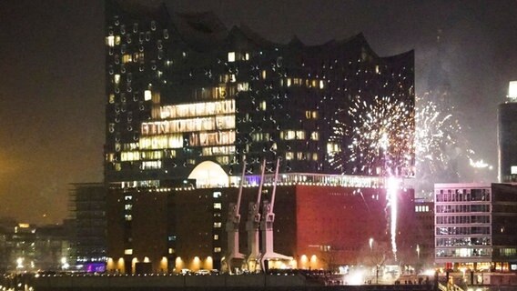 Silvester-Feuerwerk über der Hamburger Elbphilharmonie und dem Michel - gesehen vom Afrikakai aus. © picture alliance 