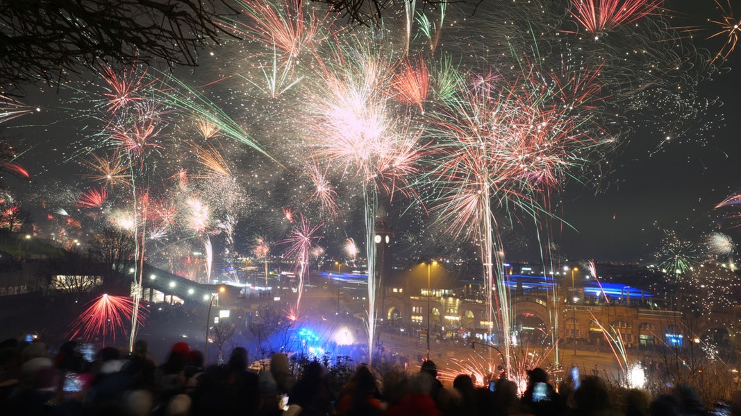 Tausende Silvester feiern in Hamburg – ein Toter bei Böllerunfall