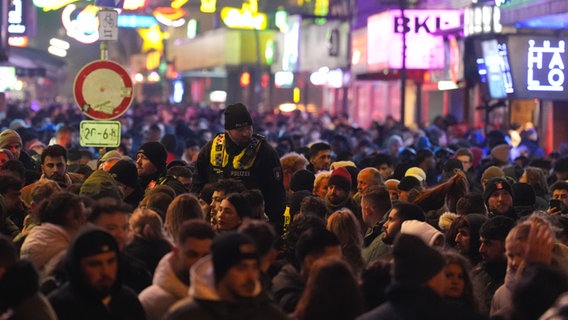 Polizeikräfte kontrollieren den Zugang zur Großen Freiheit auf der Reeperbahn. © picture alliance/dpa | Marcus Brandt Foto: Marcus Brandt