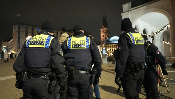 Polizeibeamte sind in der Silvesternacht am Hamburger Jungfernstieg unterwegs. © picture alliance/dpa | Marcus Brandt Foto: Marcus Brandt