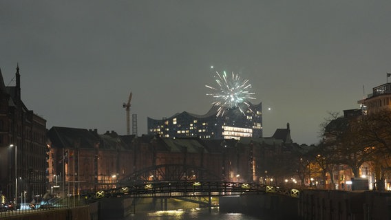 Feuerwerk wird in der Silvesternacht in der Hafencity vor der Elbphilharmonie abgebrannt. © picture alliance/dpa | Marcus Brandt Foto: Marcus Brandt