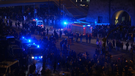 Einsatzfahrzeuge der Feuerwehr fahren nach dem Jahreswechsel an den Landungsbrücken im Hamburger Hafen vorbei. © picture alliance/dpa | Marcus Brandt Foto: Marcus Brandt