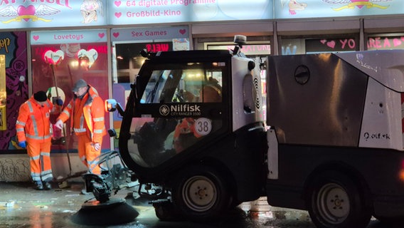 Mitarbeiter der Stadtreinigung räumen nach Silvester an der Hamburger Reeperbahn auf. © NDR Foto: Karsten Sekund