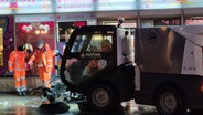 Mitarbeiter der Stadtreinigung räumen nach Silvester an der Hamburger Reeperbahn auf. © NDR Foto: Karsten Sekund