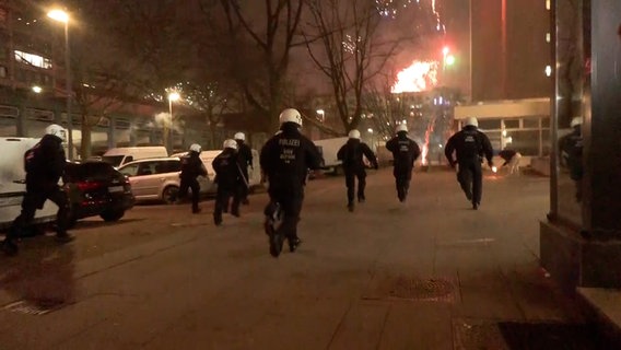 Einsatzkräfte der Polizei sind in Steilshoop zu einem Einsatz ausgerückt. © Nonstopnews Foto: Screenshot