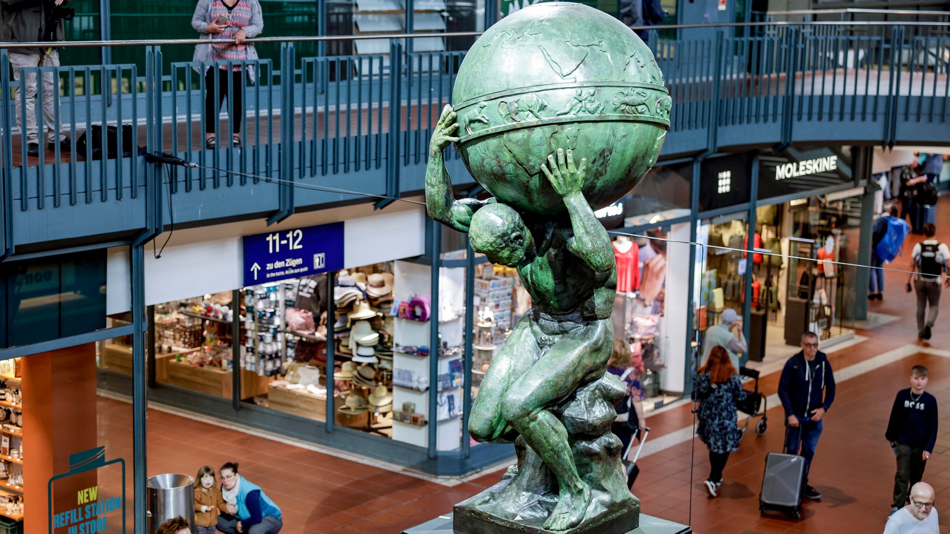 Atlas-Skulptur kehrt an Hamburger Hauptbahnhof zurück