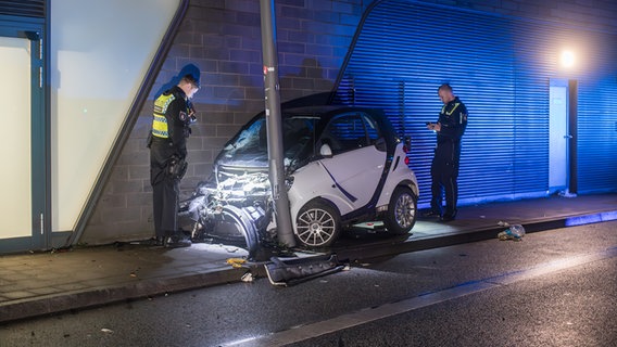 Polizisten begutachten einen Smart nach einem Unfall in Hamburg. © Blaulicht-News.de 