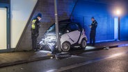 Polizisten begutachten einen Smart nach einem Unfall in Hamburg. © Blaulicht-News.de 