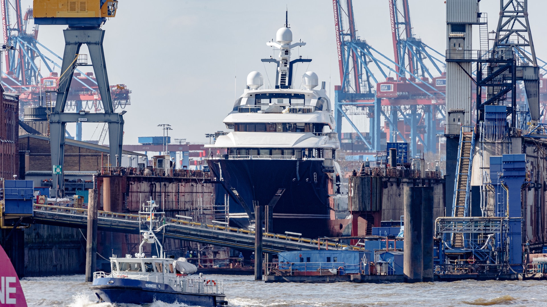 Russische Mega-Jacht „Solandge“ darf Hamburger Hafen verlassen