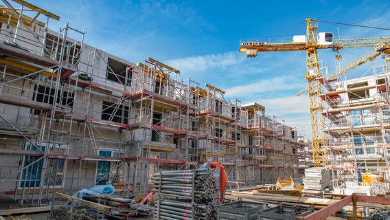 A construction site for apartments in Hamburg, taken before the topping-out ceremony.  © picture alliance/dpa Photo: Daniel Reinhardt