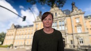 Elke Spanner steht vor dem Landgericht Hamburg. © picture alliance / xim.gs | xim.gs 