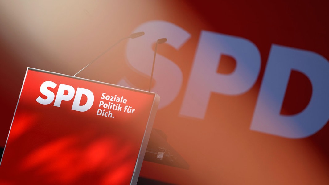 Ein leeres Rednerpult mit der Aufschrift SPD.