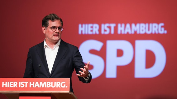 Wolfgang Schmidt (SPD), Chef des Bundeskanzleramts, spricht bei einer Landesvertreterversammlung der SPD Hamburg. © Christian Charisius/dpa 