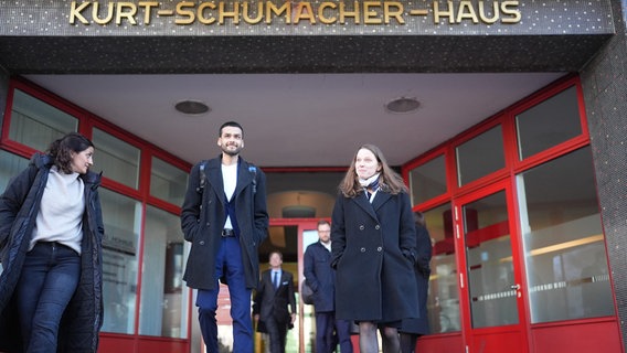 Maryam Blumenthal, Leon Alam (beide Grüne) und Melanie Leonhard (SPD) kommen nach Sondierungsgesprächen aus dem Kurt-Schumacher-Haus. © picture alliance/dpa Foto: Marcus Brandt