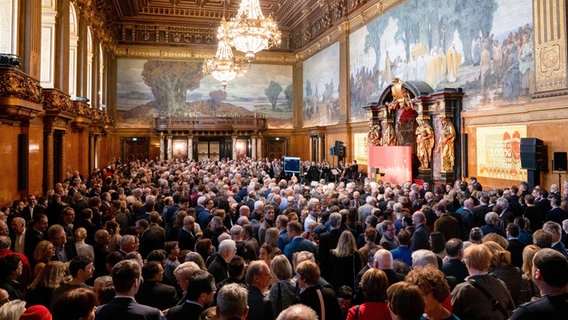 Blick in den Großen Festsaal des Hamburger Rathauses beim Neujahrsempfang der SPD-Bürgerschaftsfraktion. © picture alliance Foto: Chris Emil Janßen