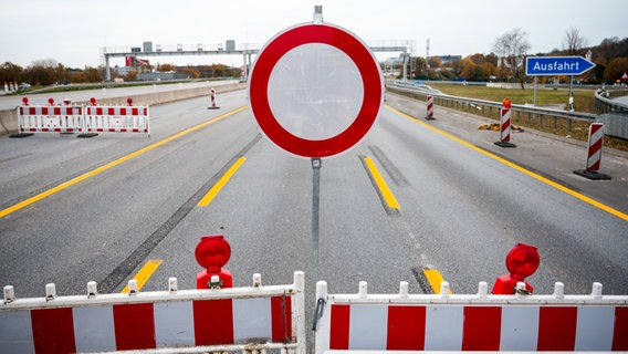 Absperrbaken und Schilder stehen auf der Autobahn A7 in Hamburg. © picture alliance / dpa Foto: Daniel Bockwoldt