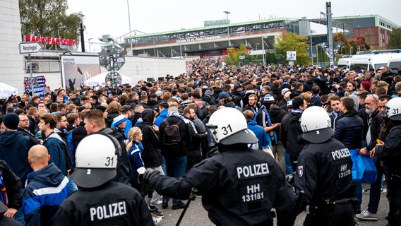 Die Fans des Hamburger SV gehen am 14. Oktober 2022 von der Polizei begleitet zum Stadion. © picture alliance/dpa | Daniel Bockwoldt Foto: Daniel Bockwoldt