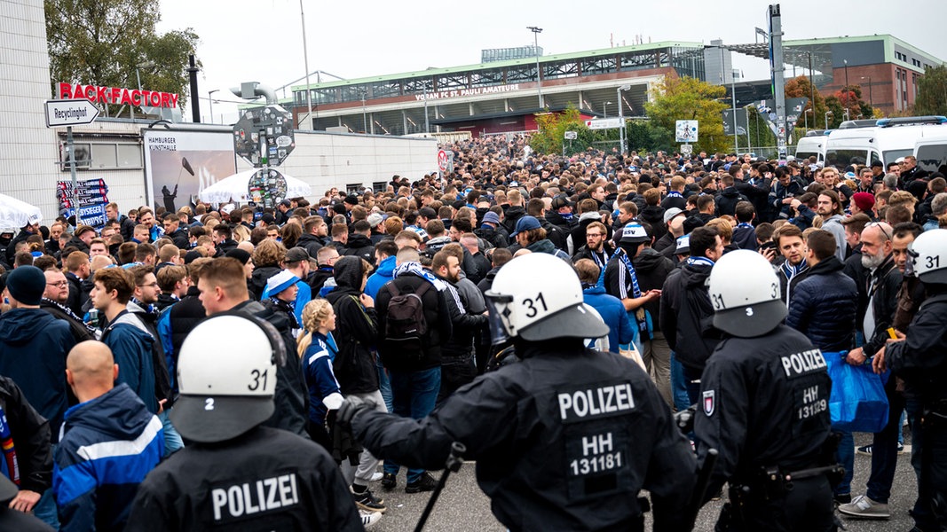 Die Fans des Hamburger SV gehen am 14. Oktober 2022 von der Polizei begleitet zum Stadion.