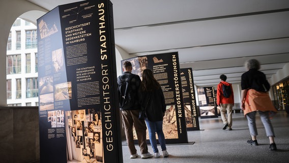 Besucher gehen durch die Ausstellung im Hamburger Geschichtsort Stadthaus. © dpa Foto: Christian Charisius