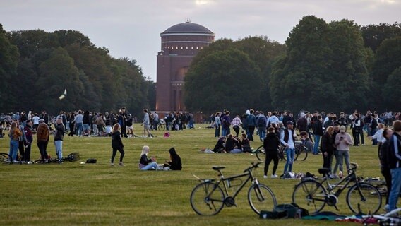 Zahlreiche Jugendliche versammeln sich im Stadtpark. Im Hintergrund ist das Planetarium zu sehen. © picture alliance / dpa Foto: Georg Wendt