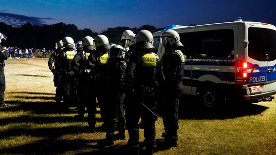 Die Polizei bei einem Einsatz im Hamburger Stadtpark. © picture alliance 