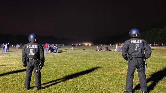 Police forces working in Hamburg's city park.  © NDR Photo: Finn Kessler