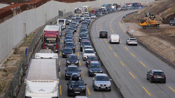 Autos und Lastwagen stauen sich in Hamburg auf der Autobahn A7 in Richtung Süden. © Marcus Brandt/dpa Foto: Marcus Brandt/dpa