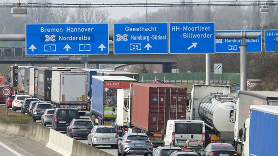 Sanierungsarbeiten auf der Norderelbbrücke sorgen für massive Verkehrsbehinderungen auf der A1 - Kilometerlange Staus LKW, PKW stehen im Stau Ein Fahrstreifen ist in Richtung Süden gesperrt. © picture alliance / ABBfoto 