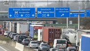 Sanierungsarbeiten auf der Norderelbbrücke sorgen für massive Verkehrsbehinderungen auf der A1 - Kilometerlange Staus LKW, PKW stehen im Stau Ein Fahrstreifen ist in Richtung Süden gesperrt. © picture alliance / ABBfoto 