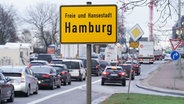 Autos und Lastwagen stehen in Hamburg im Stau. © picture alliance Foto: Marcus Brandt