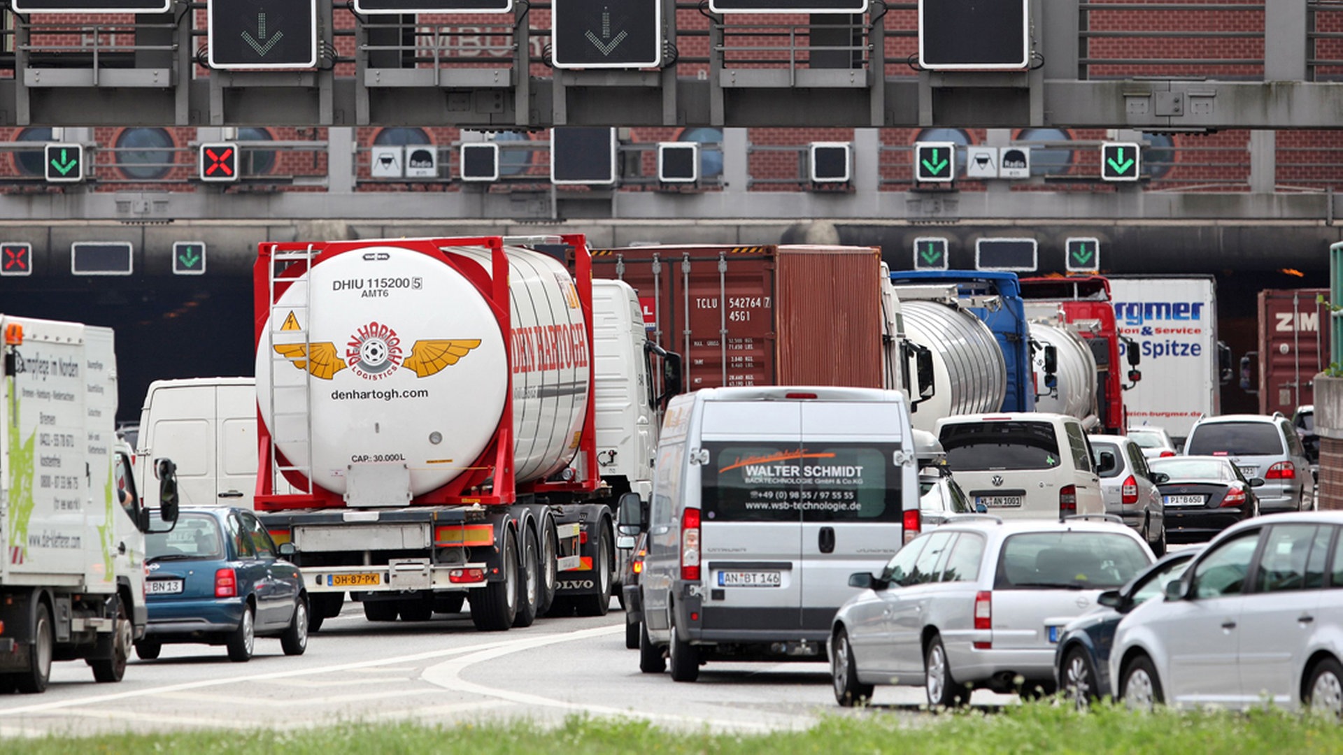 A7 nach Unfall mit Schwerlasttransporter wieder freigegeben