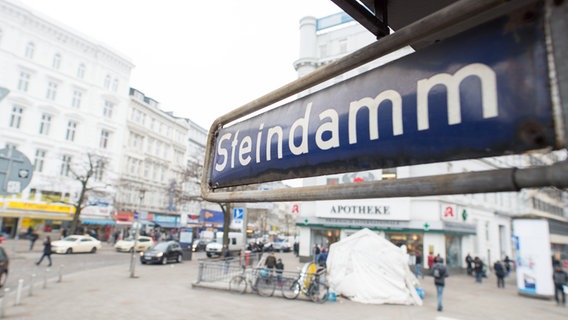 Das Straßenschild vom Steindamm in der Nähe des Hauptbahnhofes in Hamburg © picture alliance Foto:  Daniel Reinhardt