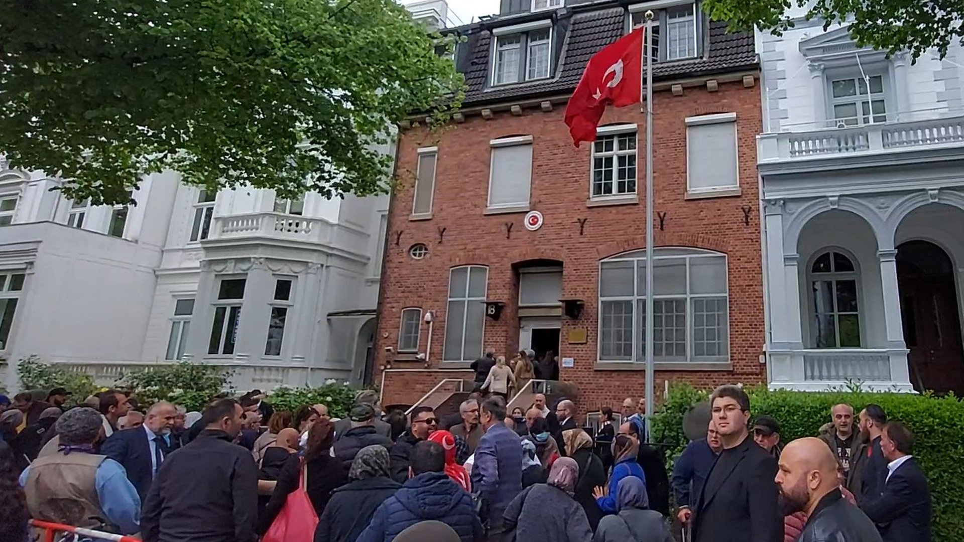 Stichwahl: Großer Andrang vor türkischem Konsulat in Hamburg