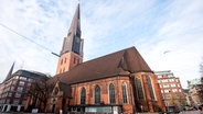 Blick auf die Hauptkirche St. Jacobi in der Hamburger Innenstadt. © picture alliance / dpa Foto: Daniel Bockwoldt