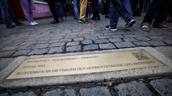 Vor der Herbertstraße auf St. Pauli wird ein Gedenkbordstein eingeweiht. © dpa Foto: Christian Charisius