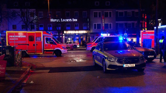 Streifenwagen der Polizei und Rettungswagen stehen am Hamburger Berg auf St. Pauli. © HamburgNews 