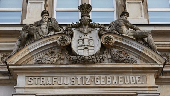 Die Aufschrift "Strafjustiz-Gebäude" steht über dem Haupteingang am Sievekingplatz. © picture alliance / dpa Foto: Georg Wendt