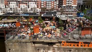 Blick auf den Beachclub StrandPauli in Hamburg. © NDR 